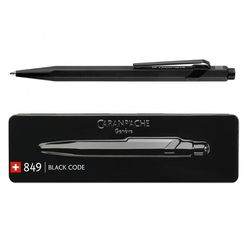 Długopis CARAN D'ACHE 849 Black Code M w pudełku czarny